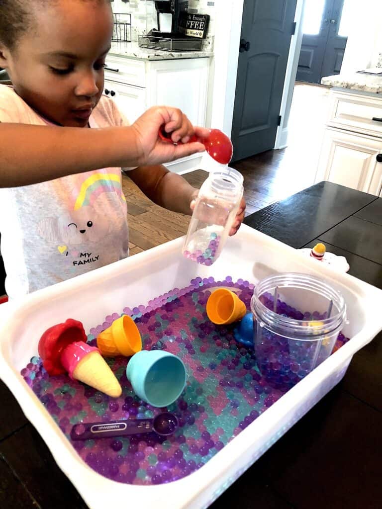 water bead sensory bin ideas pouring spoons | Keep Toddlers Busy