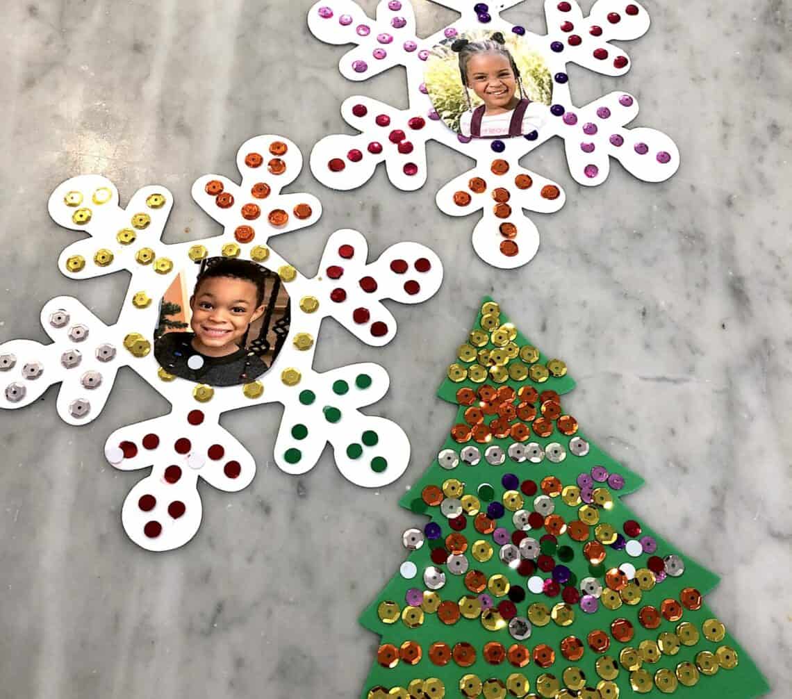 Photo Ornament Craft for Kids Make This Time of The Year Special! This Activity Uses Foam Snowflakes And Color Matching and To Create A Fun Craft. #christmasornaments #diyornaments #colormatching