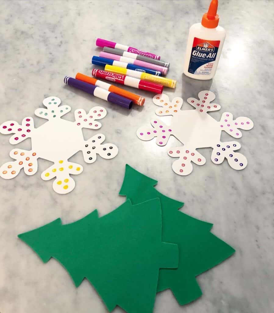 Photo Ornament Craft for Kids Make This Time of The Year Special! This Activity Uses Foam Snowflakes And Color Matching and To Create A Fun Craft. #christmasornaments #diyornaments #colormatching